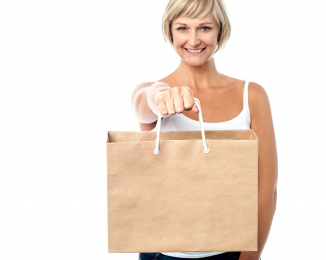 žena drží nákupní tašku
