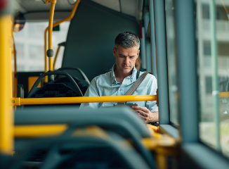 sedící muž v autobuse