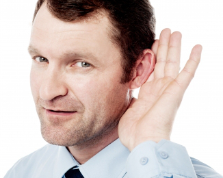 muž si drží dlaň u ucha a poslouchá